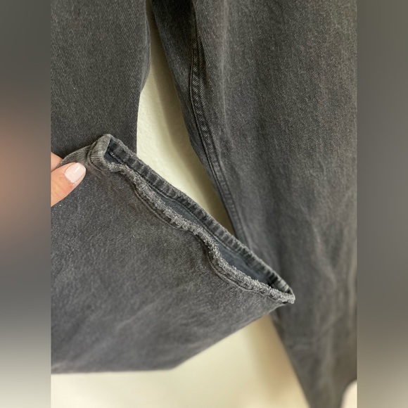 On-trend 90's-style high rise relaxed jeans in the signature Curve Love fit. - Picture 3 of 3